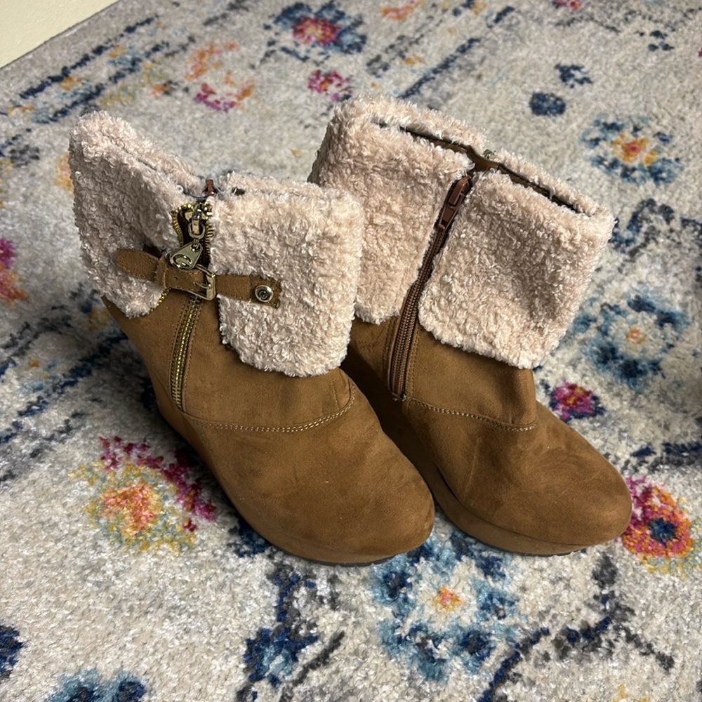 Brand new!! Guess boots!